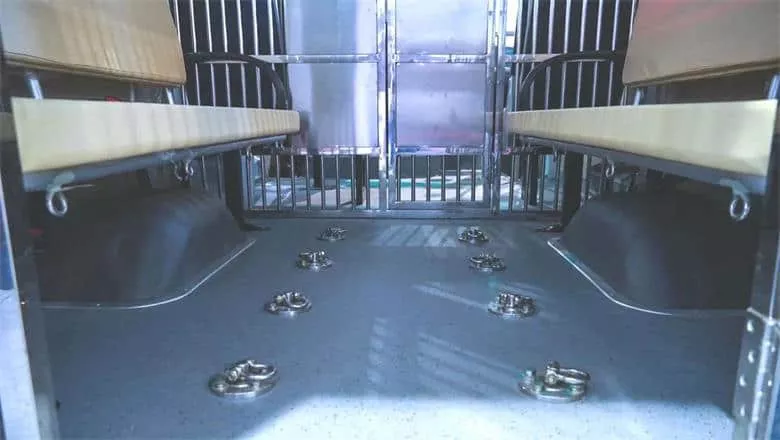 四轮电动巡逻车 | 五菱移动警务工作站、指挥车、囚车亮相2020广西政法警用装备展！