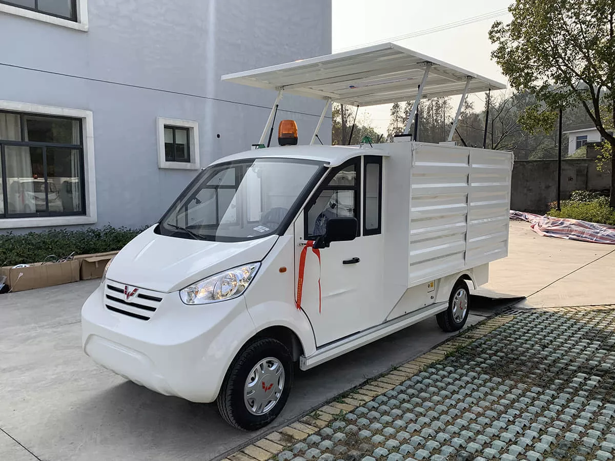 封闭电动环卫车