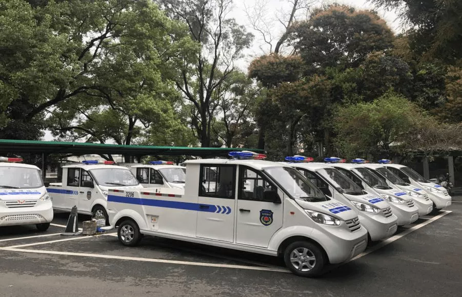 货斗巡逻车 巡逻拉货两不误-五菱