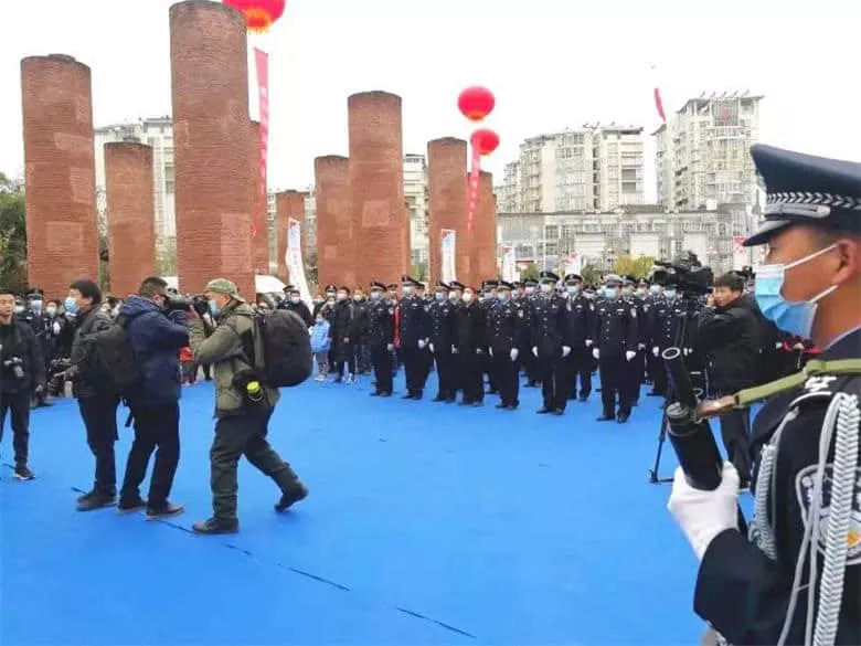 20台五菱巡逻车深情献礼人民卫士-五菱