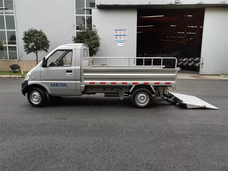 新型电动环卫车的价格   操作环卫车的要点-五菱