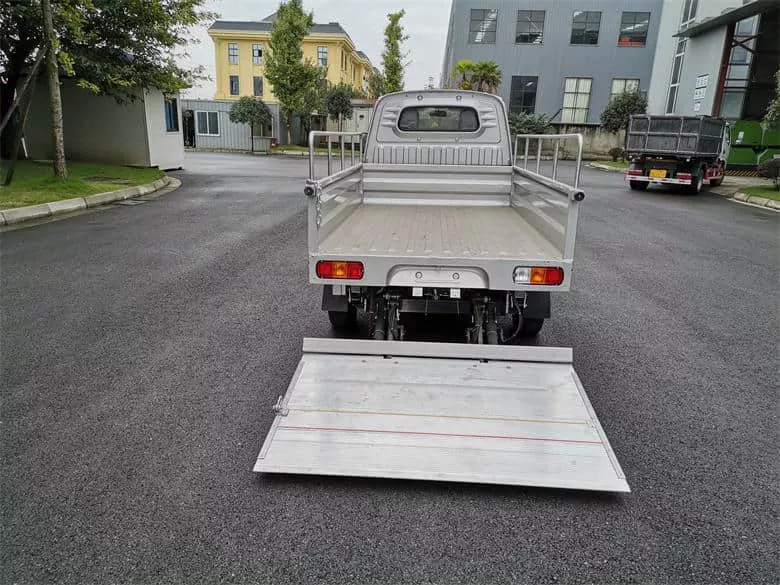 新型电动环卫车的价格 操作环卫车的要点-五菱