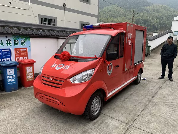 微型电动消防车生产厂家电话-给蓝朋友买装备[五菱]