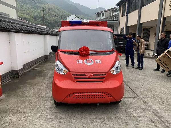 微型电动消防车生产厂家电话-给蓝朋友买装备[五菱]