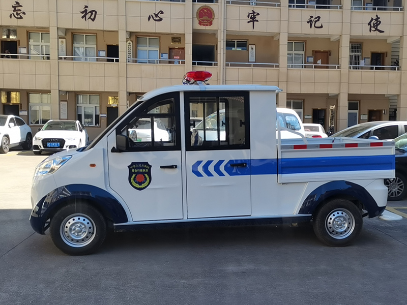 封闭巡逻车